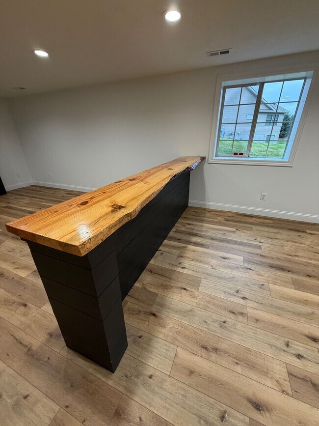 Building Photo - COMMINNG SOON - 4 BED 3 1/2 BATH HOUSE