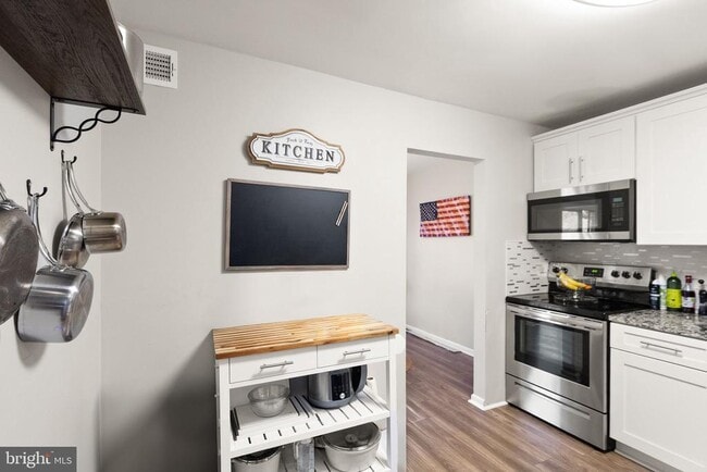 Building Photo - 9728 Kingsbridge Dr