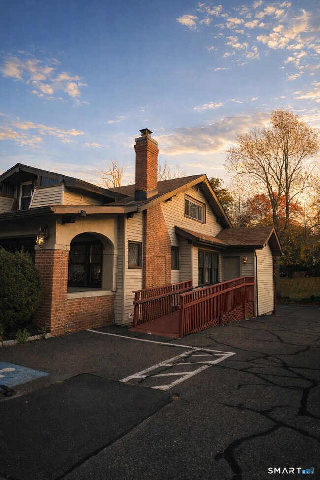 Building Photo - 466 Derby Ave