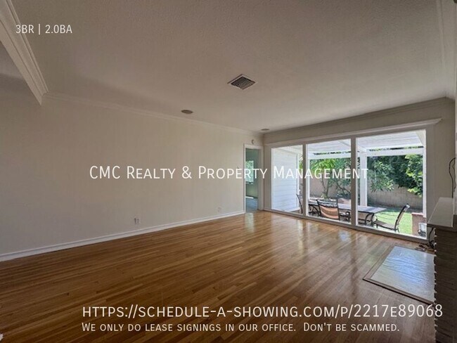 Building Photo - 3 bed & 2 bath home in EAST side Long Beach