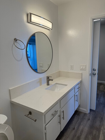 Building Photo - 966 W 11th St