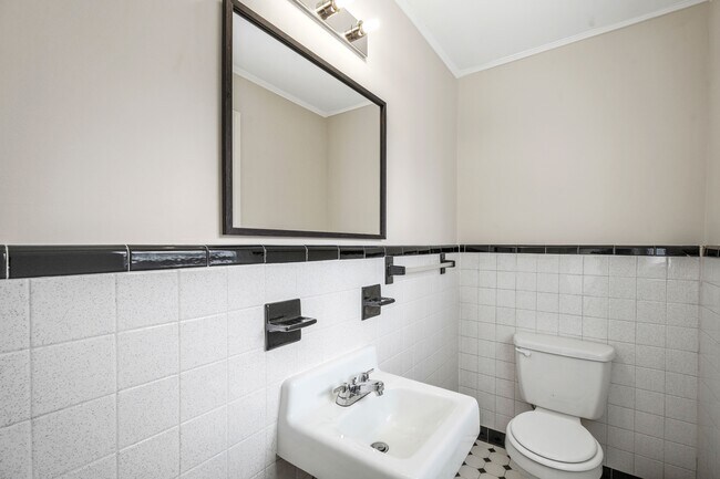 Building Photo - 607 Longleaf Ave