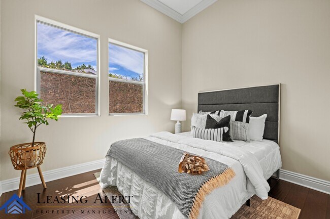 Building Photo - 5011 Hayvenhurst Ave