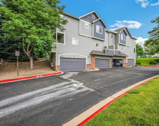 Building Photo - Spacious Townhome in Aurora