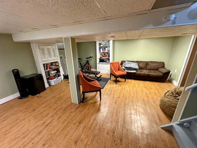 Building Photo - 174 E Crest Dr