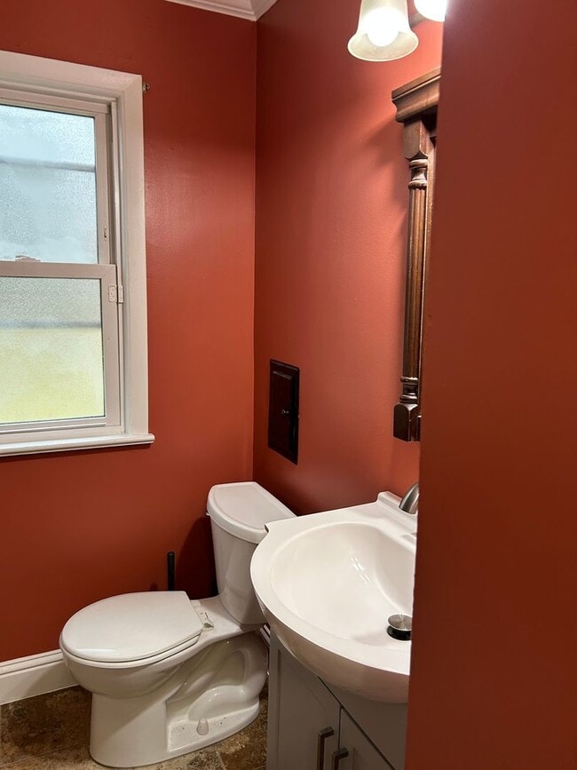 Building Photo - 3 Bedroom 1 bath home for lease in Maple H...