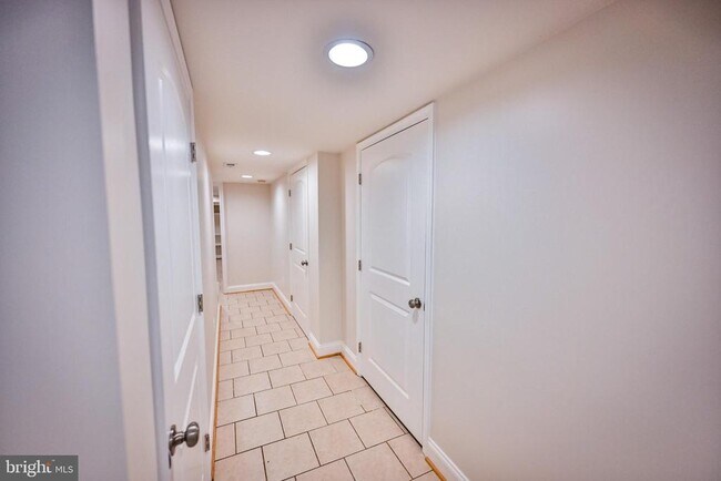 Building Photo - 263 S Ellwood Ave