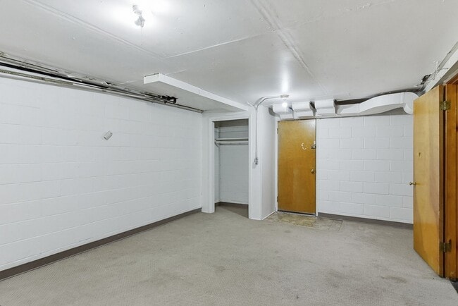 Building Photo - Spacious Three Bedroom!