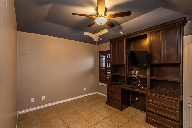 Building Photo - 527 Acacia St