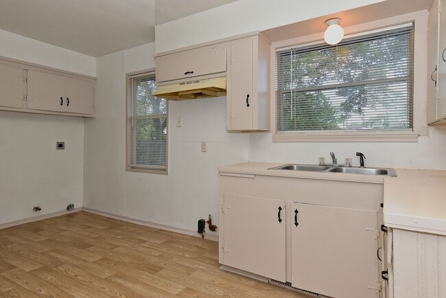 Building Photo - 1304 Skyline Dr