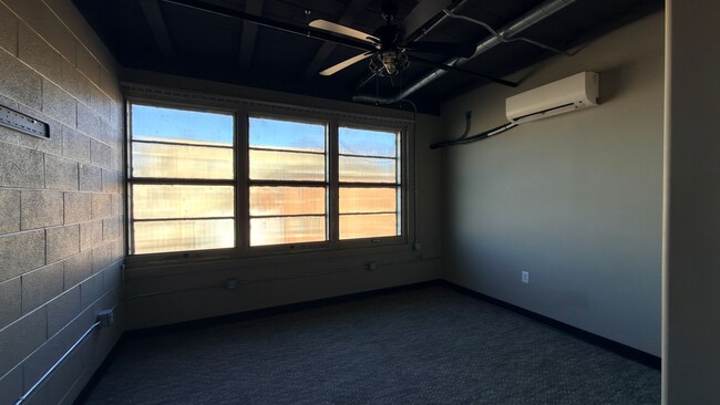 Building Photo - Studio Flat Downtown