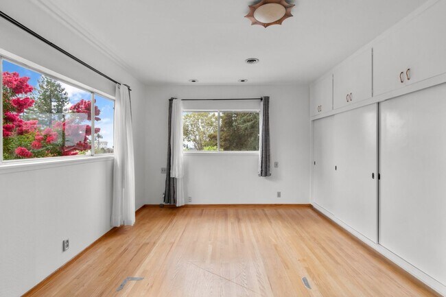 Building Photo - Upper Dimond/Lincoln Highlands Wonderful Craftsman Home!