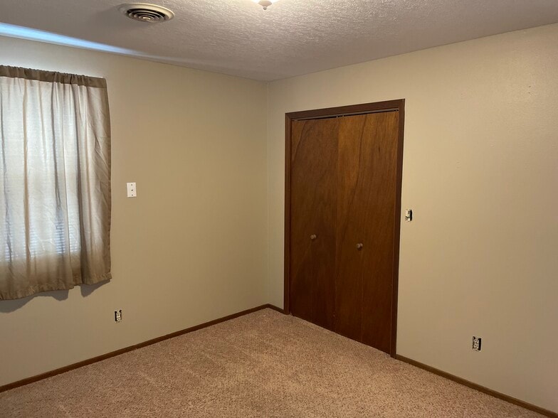 Building Photo - 829 E 9th St S