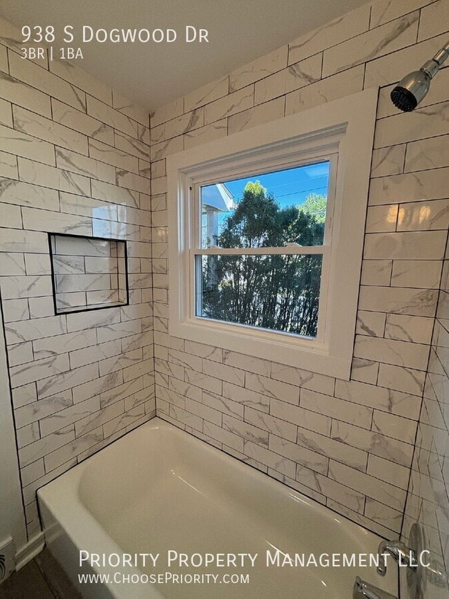 Building Photo - 938 S Dogwood Dr