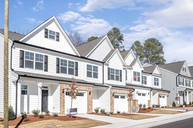 Building Photo - Updated Townhome with 1 Car Garage - close to Southpoint!