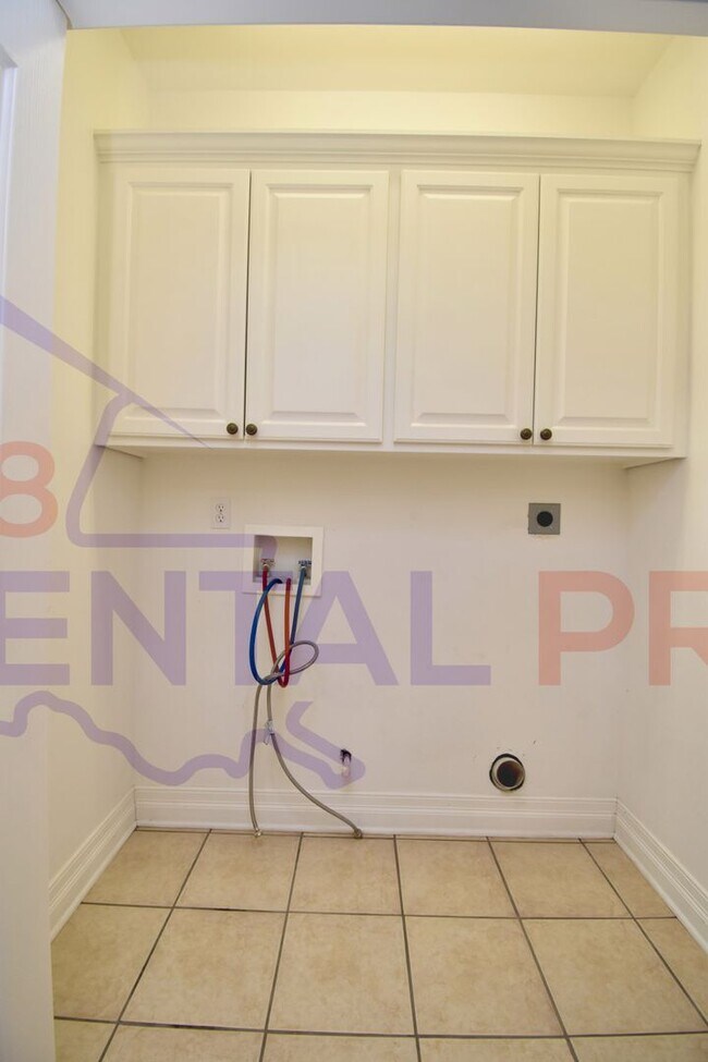 Building Photo - Updated 3 Bedroom, 2 Bath Home