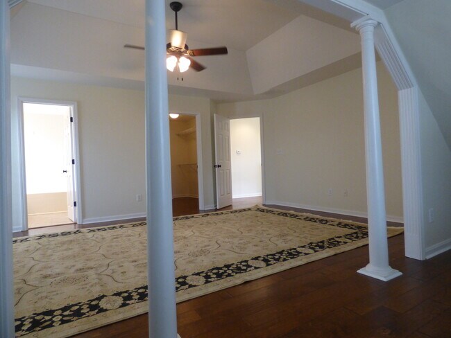 Building Photo - LOVELY HOME in Hamburg; Renovated, Garage, Many Upgrades!