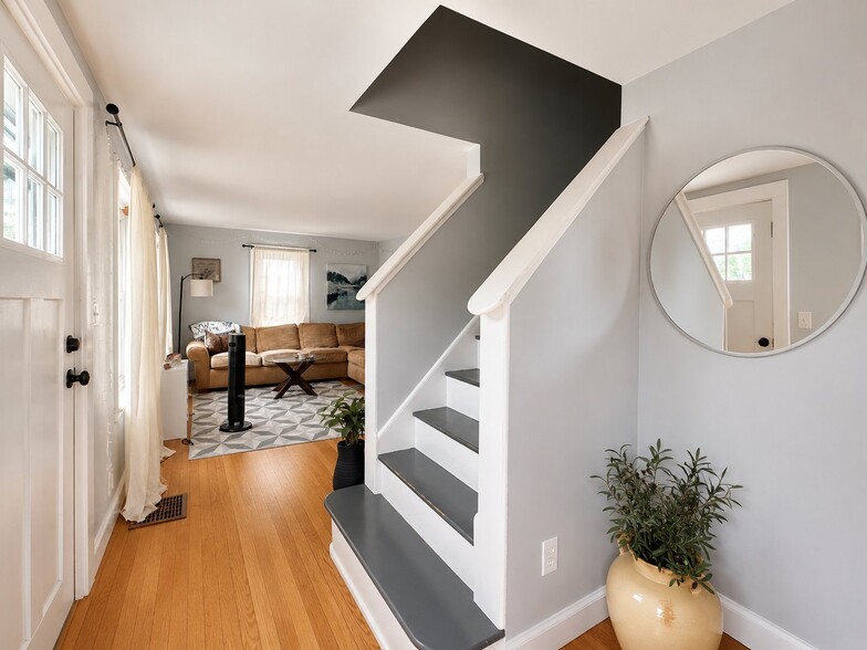 Building Photo - 35 Sumac St