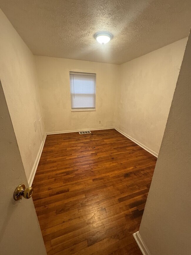 Building Photo - 1903 W Grand Ave