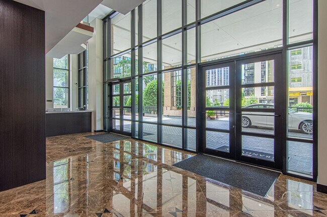 Building Photo - 3481 Lakeside Dr NE