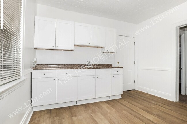 Building Photo - 2-Bedroom Down Unit and Large Kitchen