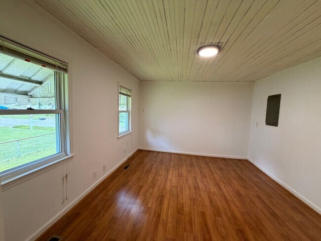 Building Photo - 46 Langley St