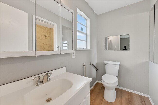 Building Photo - 2446 Mayview Dr