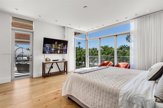 Building Photo - 230 W McIntyre St