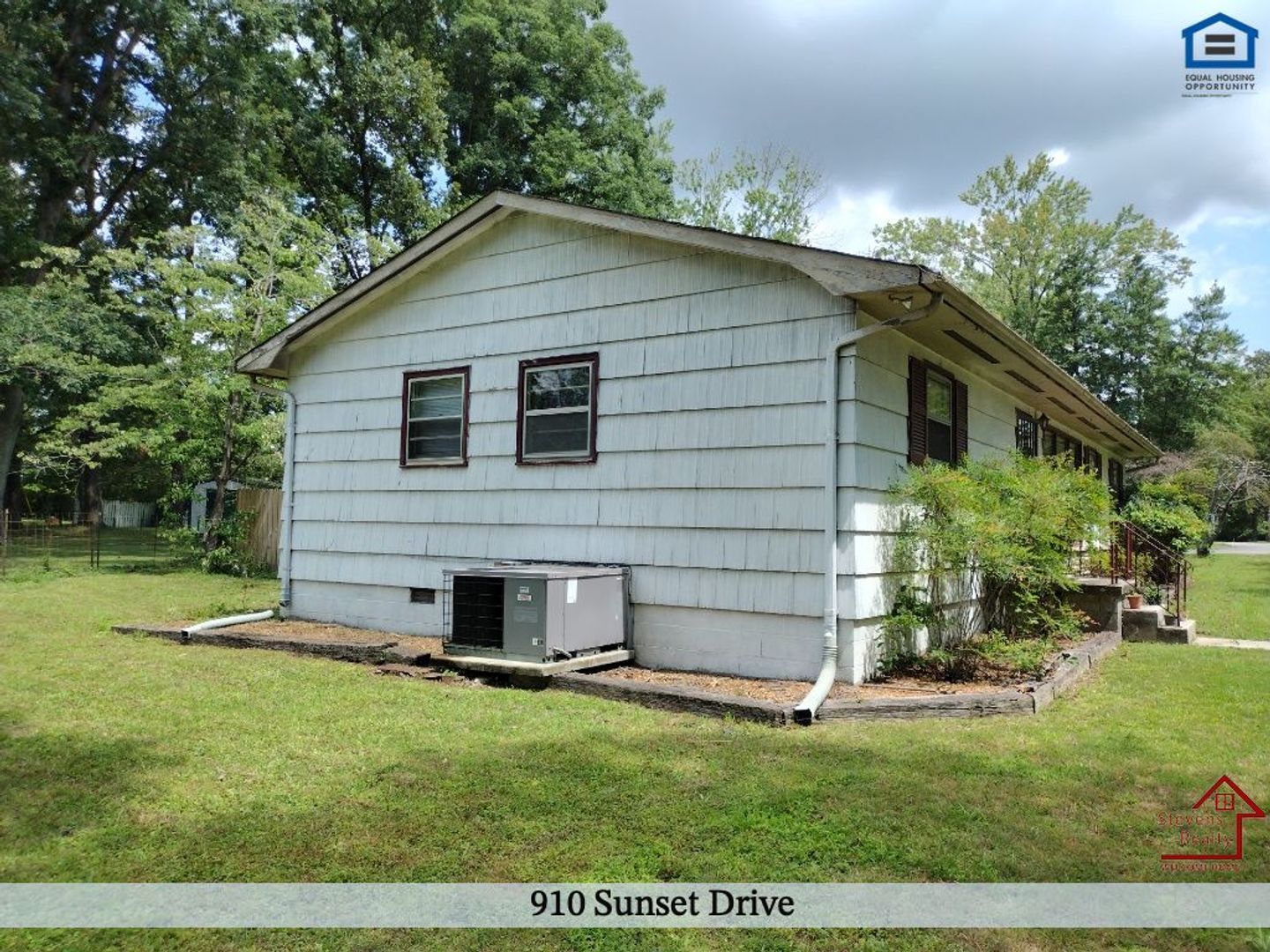 Building Photo - 910 Sunset Dr