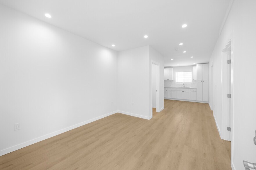 Building Photo - 2210 Pine Ave