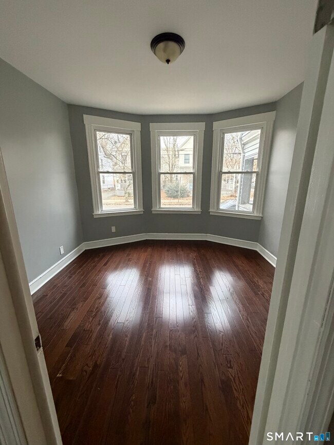 Building Photo - 327 Newhall St