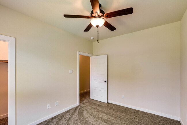 Building Photo - AVAILABLE NOW! GORGEOUS 4 BEDROOM DUPLEX L...
