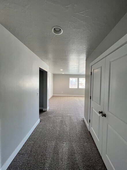 Building Photo - 3354 E Holly Dr