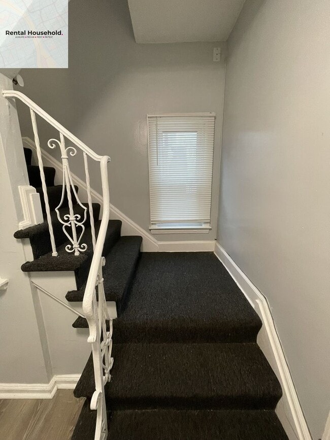 Building Photo - Beautiful 4 Bedroom Colonial Home-Section 8 ONLY