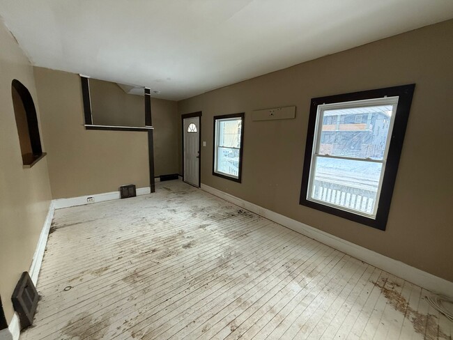 Building Photo - 3 BED 1 BATH IN THE OLD BROOKLYN NEIGHBORH...