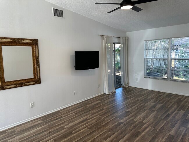 Building Photo - 7355 Parkside Villas Dr N