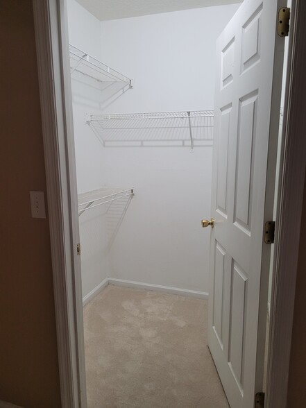 Master walking closet - 802 Crest Pines Dr