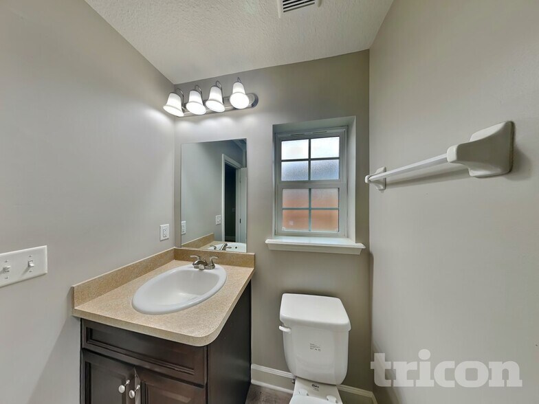 Building Photo - 45197 Weaver Cir