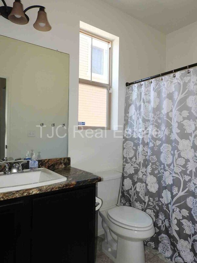 Building Photo - MOVE IN  SPECIAL