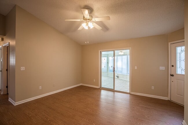 Building Photo - HIllcrest