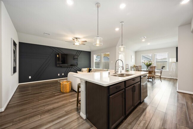 Building Photo - 6910 Lebec Dr