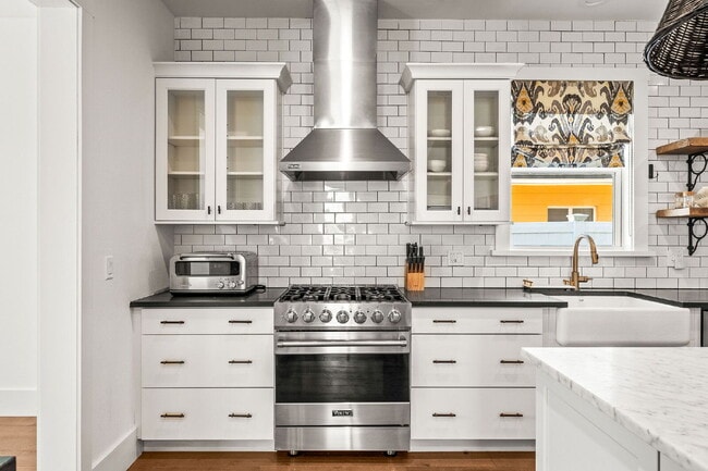 Building Photo - Experience Elegance and Comfort: Spacious ...