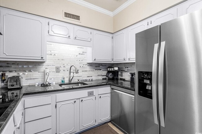 Building Photo - 10100 Lakeshore Dr