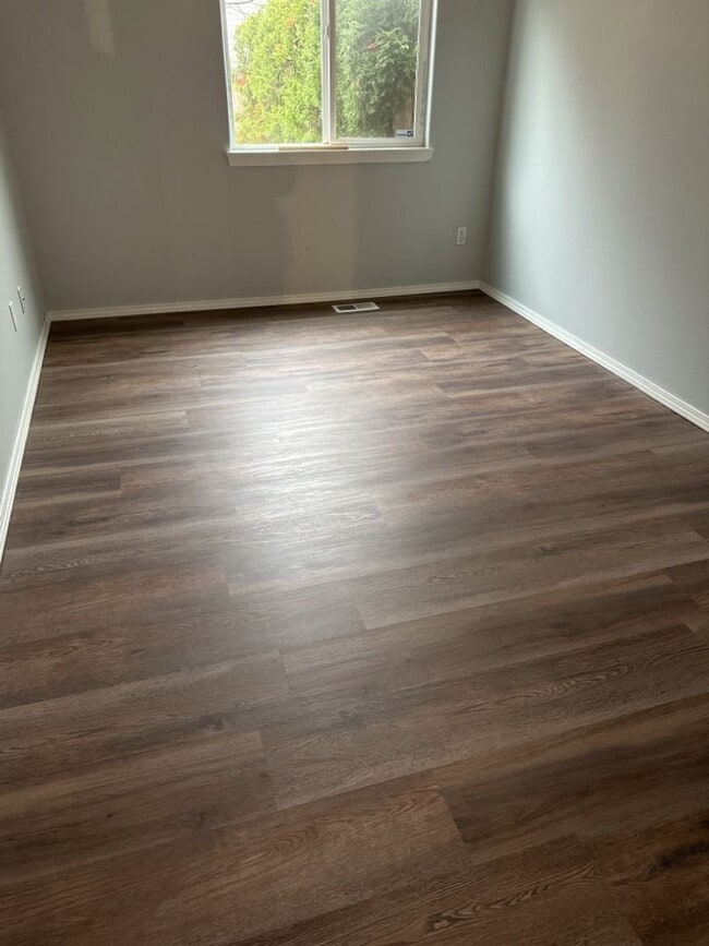 Building Photo - Charming 2 Bedroom Townhome