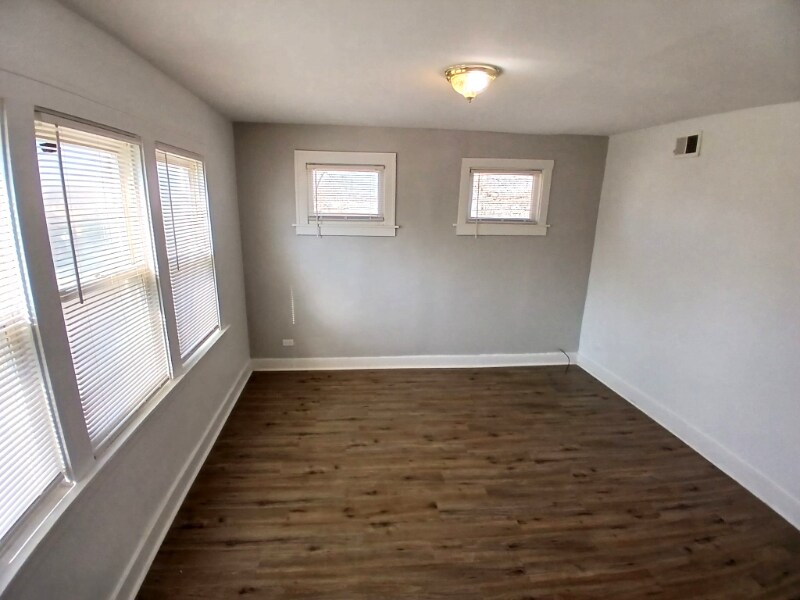 Building Photo - 708 W 116th Pl