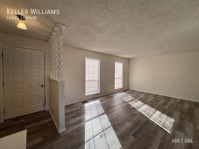 Building Photo - 277 Glenway St
