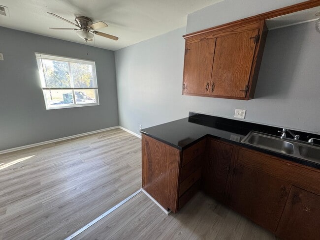 Building Photo - Warren Park 2 Bedroom Apartment with Balcony