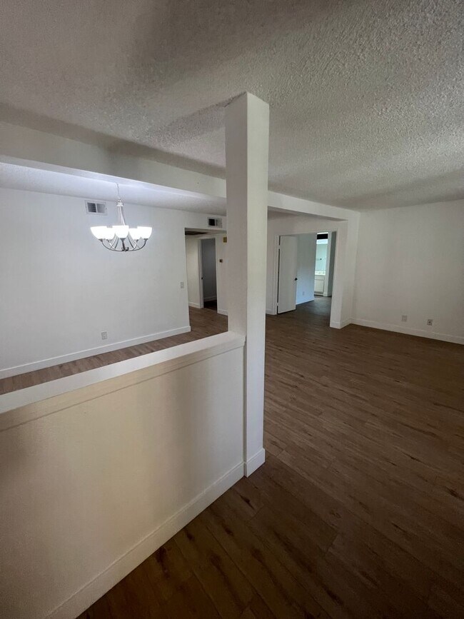 Building Photo - 4831 Lago Dr