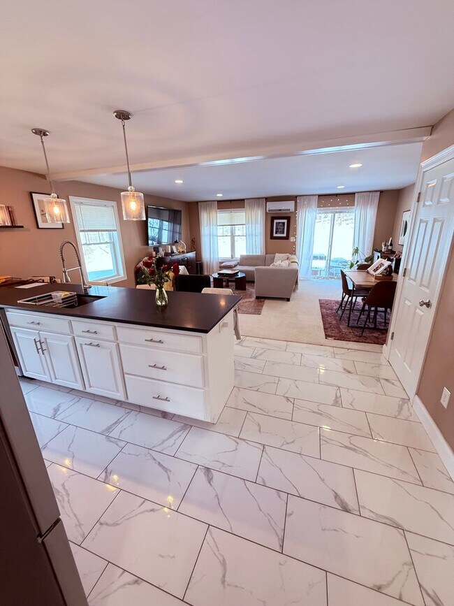 Building Photo - Luxury Duplex