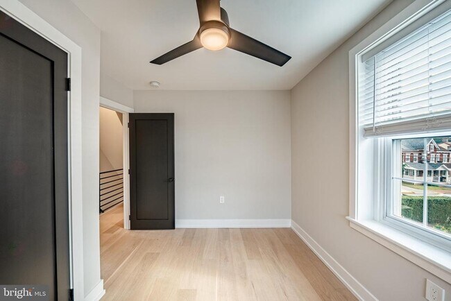 Building Photo - 303 W Washington St